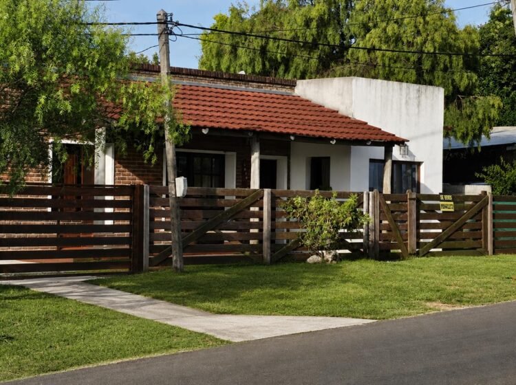 Casa en venta con amplio terreno, garaje para dos vehículos y gran fondo