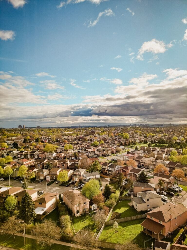 Vista aérea de un barrio residencial consolidado con casas, árboles y calles arboladas