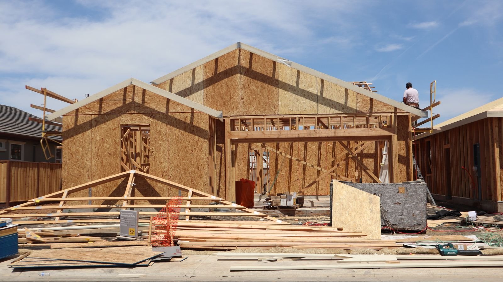 Obra de construcción de una vivienda con estructura de madera en etapa intermedia